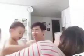 爸爸故意在宝宝面前亲了妈妈，宝宝抬起手，怒抽爸爸一巴掌视频封面