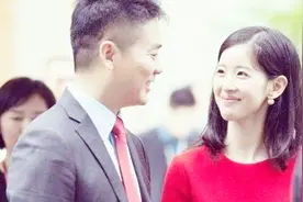 奶茶妹妹章泽天和刘强东新年第一吻，有钱人的爱情咱农民羡慕不来视频封面