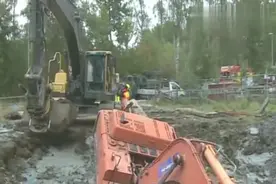 挖掘机陷入烂泥地，越陷越深，看老司机是怎么出来的