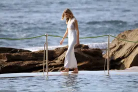 这逆天的长腿！丹麦超模安娜海边拍大片 发丝飞扬美感十足图片