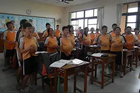 小一童感受孕妈辛苦 挺气球体验怀孕图片