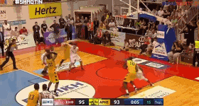 队友全都懵逼了！他竟然投自家篮筐助对手进加时图片