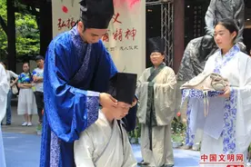 男加冠女及笄 成都学子体验传统“成人礼”图片