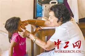 巴西82岁医生为偏远小岛居民治病图片