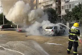 两车起火油箱爆燃 消防快速灭火图片