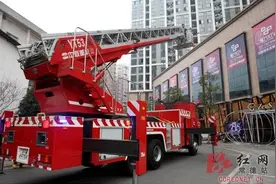 KTV包厢“突发火灾” 常德消防演练快速救人图片