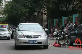 开车门撞倒阿姨 司机竟弃车逃逸图片