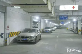 成都一小区停车费从200元涨到700元 协调7次后降一半图片