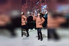 韩国街头跳舞的小姑娘 现在是非常火的