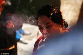 丑的不走寻常路！“如花”李健仁再扮女装 烟不离手画风妖娆图片