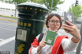上海外滩“网红邮筒”刚装鹿角就被拆 粉丝前去留影祝贺鹿晗生日图片