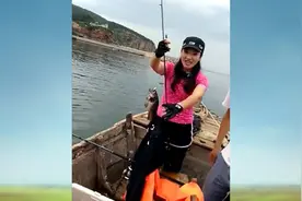 钓鱼遇到一位美女钓手，渔具装备都好奢侈，秒杀很多老钓鱼人图片