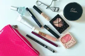 我化妆包里的好物分享图片