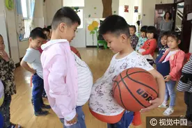 迎接母亲节，孩子扮孕妇体验妈妈怀孕艰辛图片