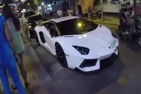 大街上偶遇一辆兰博基尼，然后看到一个女孩一点也不矜持的搭讪