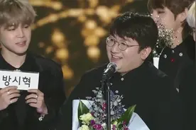 防弹少年团的方爸爸获奖全场欢呼，闵玧其专业调话筒视频封面