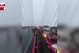 毕节鸭池河大桥路段120多辆车连环相撞，造成了一公里长的堵车视频封面