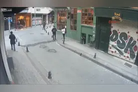 流浪汉街头无缘无故拳击过路美女！