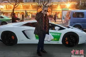 任性土豪!成都男子开兰博基尼送包子 90后美女开百万跑车送外卖图片