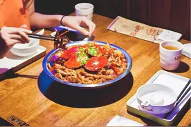 美食二选一丨胖哥俩VS谢蟹浓 哪家才是你最中意的肉蟹煲？图片