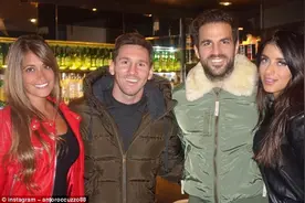 小法携女伴回家乡巴塞罗那 和老友梅西叙旧图片