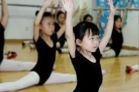 6岁女孩学跳舞，一个动作致终身瘫痪，医生提醒：别在这样害娃了图片