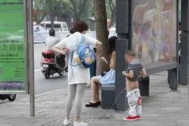 月宝闲语：面对孩子街上不方便小便的时候我是这样做的图片