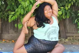 美国28岁超胖女子励志练瑜伽走红网络图片