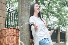 李莎旻子清纯写真大秀温暖笑容，90后美女主持人人美文字更美图片