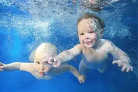 婴儿游泳好处多多，夏天来了，妈妈赶紧带宝宝去游泳喽图片