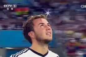 2014年巴西世界杯颁奖仪式上“飞猫”居然绕了格策拍了一圈图片