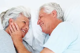 当男友问：他和前任比谁技巧更厉害的时候？你就应该这样做！图片