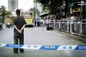 公交车也是杀手 男孩被车门夹 摔倒被碾压图片