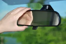 有几个人会看中央后视镜？驾校教练都未必看！图片
