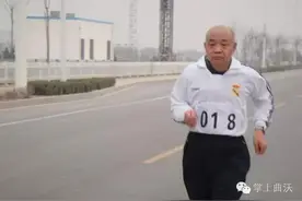 曲沃首届磨盘岭半程马拉松赛开跑 雨中上演速度与激情图片