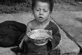 卖妻卖女，吃树皮，1942年河南大饥荒让人落泪的影像图片