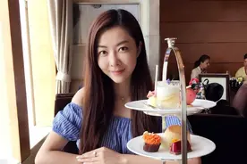 熊黛林遮眼嘟嘴自拍，可爱美丽，网友：甩那不知名的网红几条街了图片