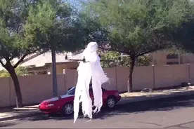 美无人机粉丝为吓唬熊孩子造“空中幽灵”图片