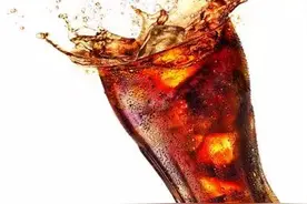 可乐又中枪，五旬大叔仰头喝可乐进医院！图片