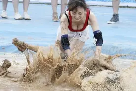 美女奋力前进却一不小心掉进泥潭面目全非 太吓人了图片