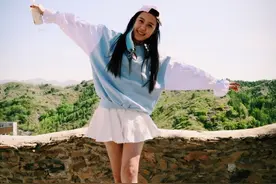 《爱情公寓》李金铭晒大长腿，网友：美嘉你有尊重被p歪的椅子吗图片