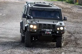 依维柯LMV 军用轻型四驱车图片