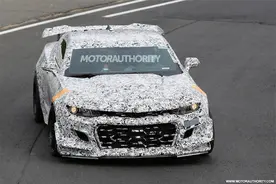 海外曝光2018雪佛兰科迈罗Z/28谍照 变的更硬派图片