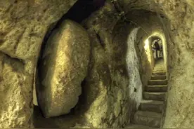 男子整修房屋敲开墙壁竟发现暗道，进去看到里面的景象彻底傻眼了图片