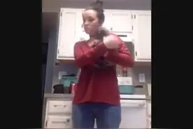 她抱着新领养的小狗回家，沒想到大丹犬看到后直接耍起了小脾气！图片