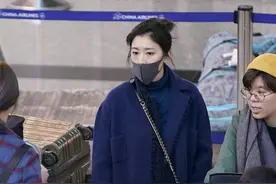 辣妈贾静雯素颜现身一直发呆 3名助理随行照顾图片