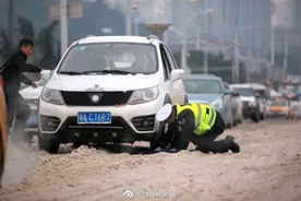 冰雪里的“跪地哥”！交警用衣服垫市民车轮防滑图片