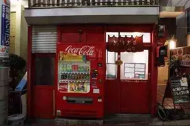 她白天卖饺子，晚上当 DJ！82 岁活成传奇图片