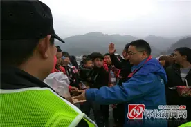 安江服务区加油站为高速滞留旅客送油送物资图片