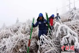 寒潮致桂林电网16条线路覆冰 多县道路结冰交通受阻图片